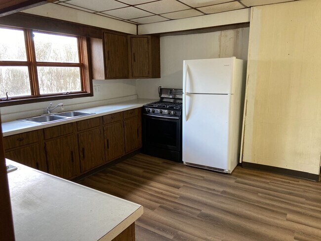 Foto del edificio - 614 East 10th Street - 3 unit