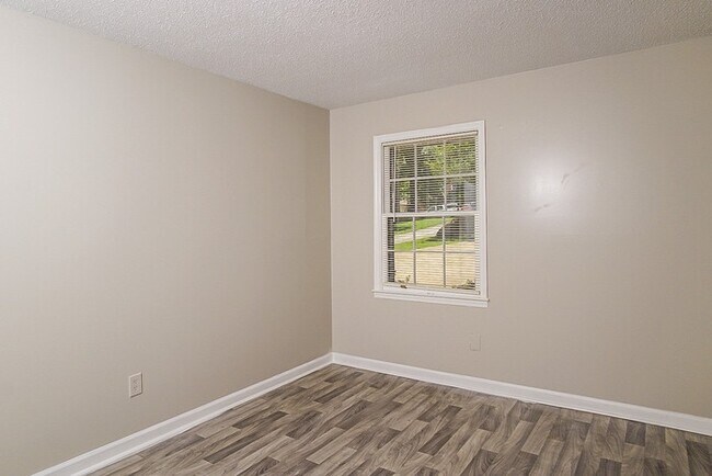 Building Photo - Fantastic 4 Bedroom Home