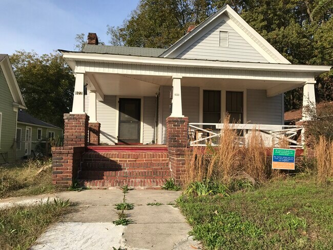 Front view apartment on the right side - 822 Burch Ave