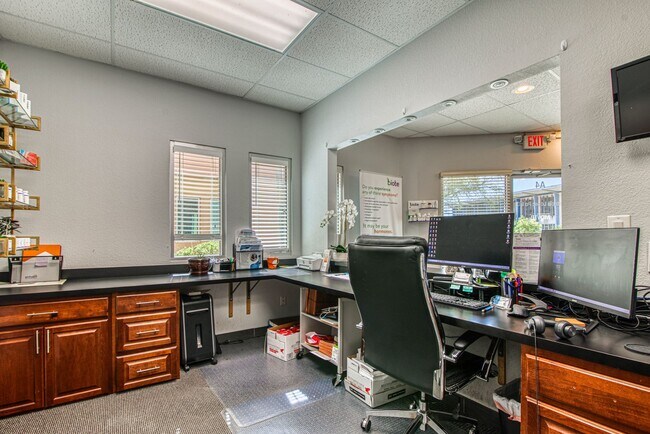 Foto del edificio - Move-in ready professional office space fo...