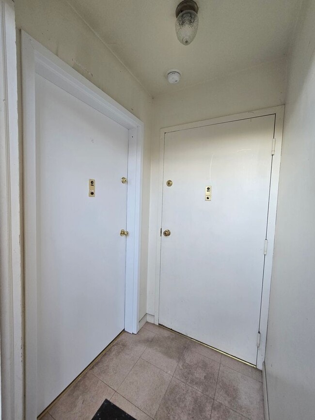 Building Photo - Updated, spacious 1st fl 1-bedroom/1-bathroom condominium with most utilities included & lots of ...