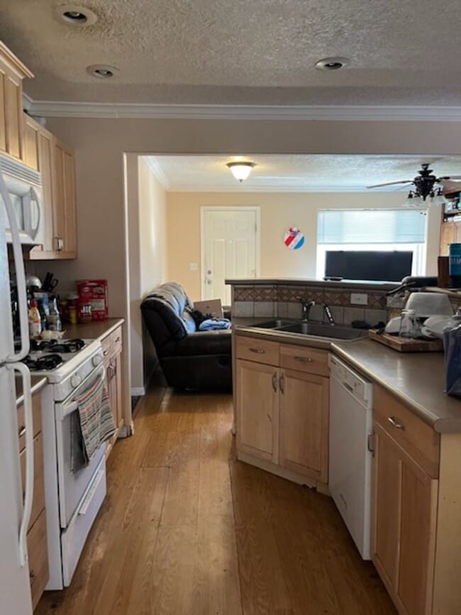 Building Photo - Charming home