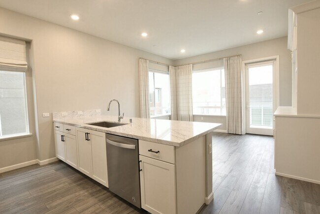 Foto del edificio - Stunning 3 Bedroom 2 Bath Communications Hill Beauty!!