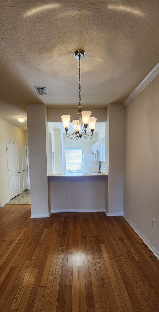 Building Photo - Beautiful 2 bedroom 2.5 bathroom townhome