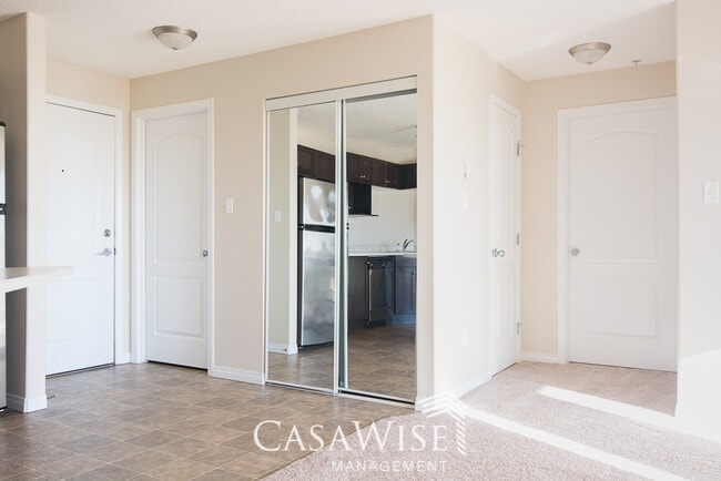 Photo du bâtiment - 7331-7331 South Terwillegar Dr NW