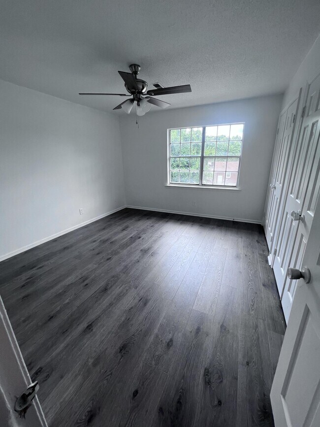 Building Photo - 1307 W Meadowview Rd