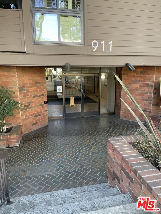 911 N Kings Rd Unit 220, West Hollywood, CA 90069 Room for Rent in