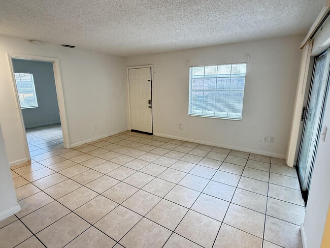 Foto del edificio - Charming 1-Bedroom Spacious Retreat in Bra...