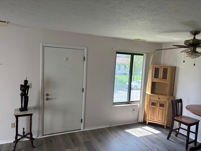 Foto del edificio - 250 Deepwood Dr