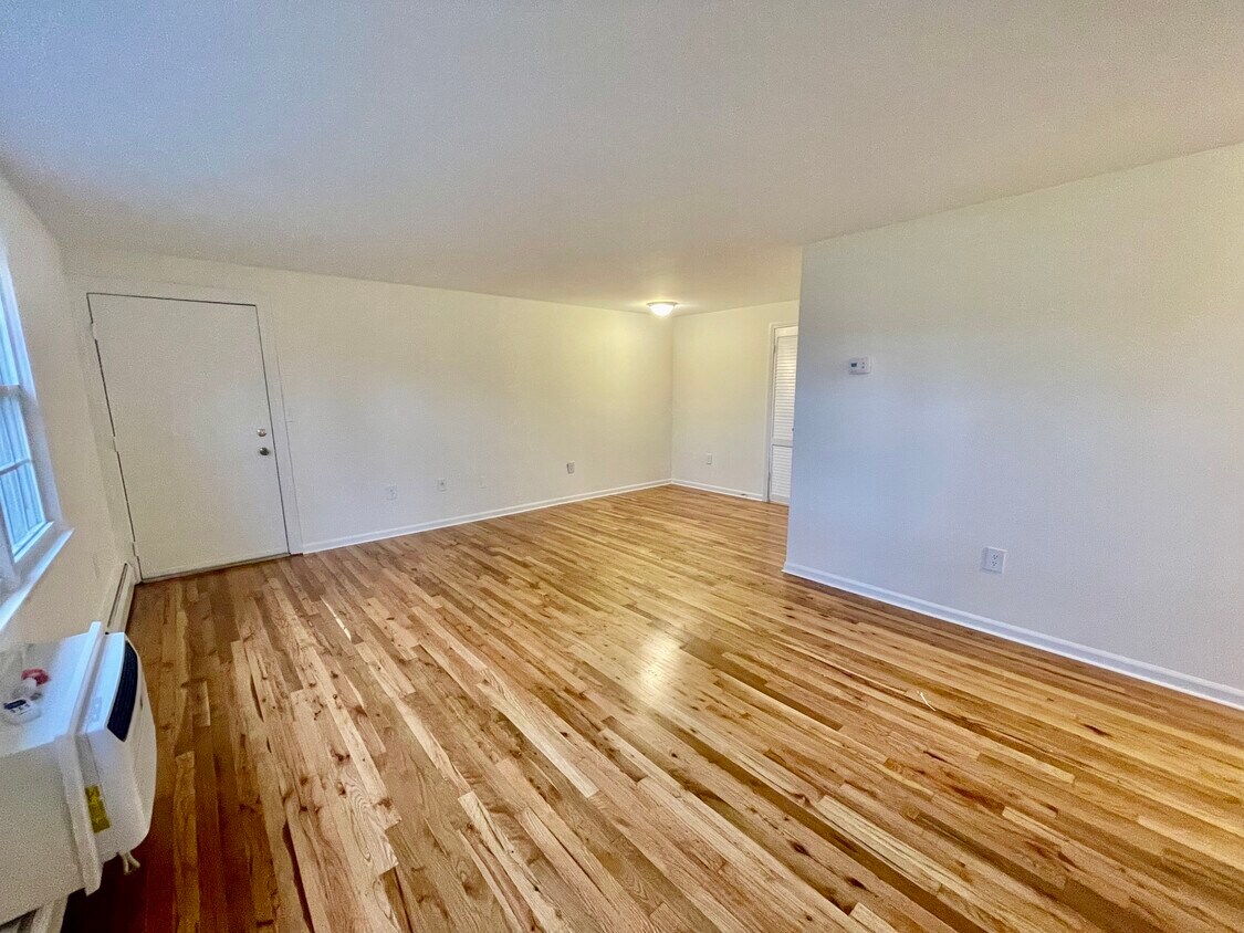 Building Photo - 3 Brickyard Rd