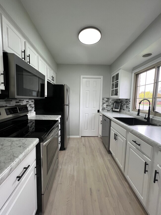 2356 W 14 Mile Rd Unit 0, Royal Oak, MI 48073 Condo for Rent in Royal