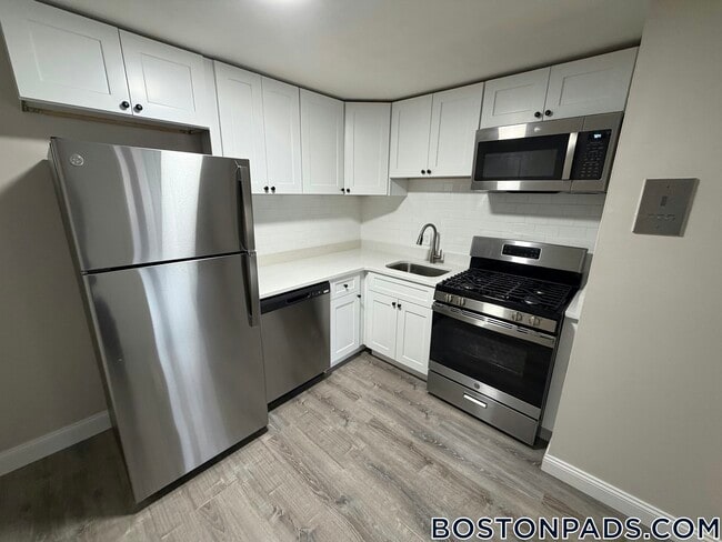 Building Photo - 71 Bernier St