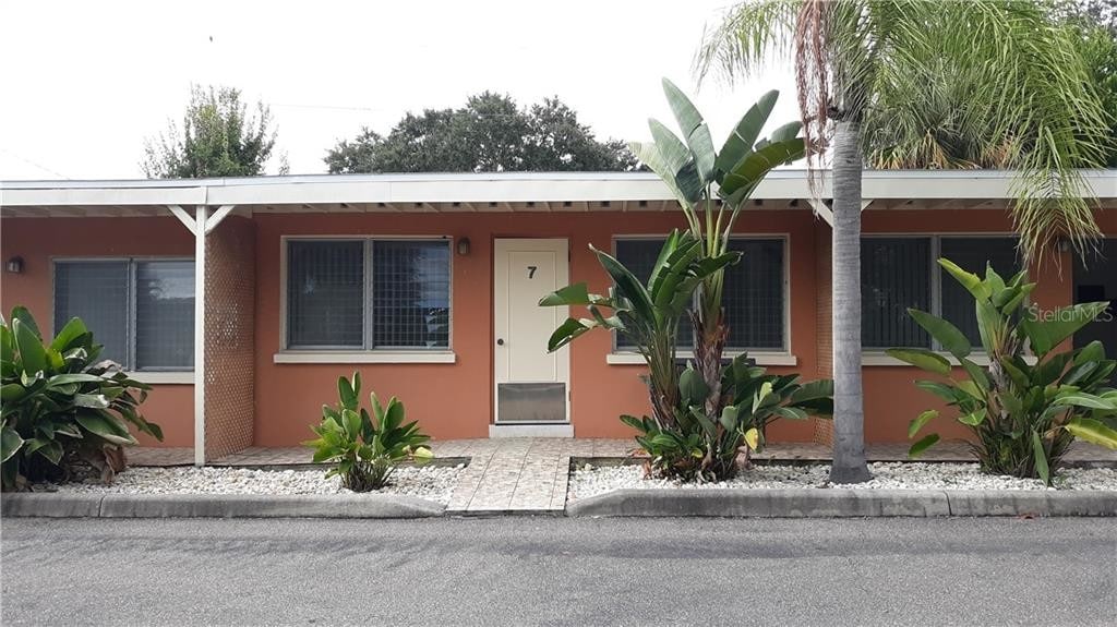 Primary Photo - 2035 Edgewater Dr