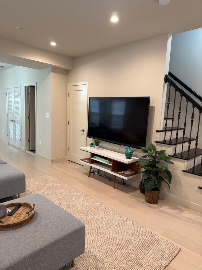 Building Photo - 1715 24th Pl SE