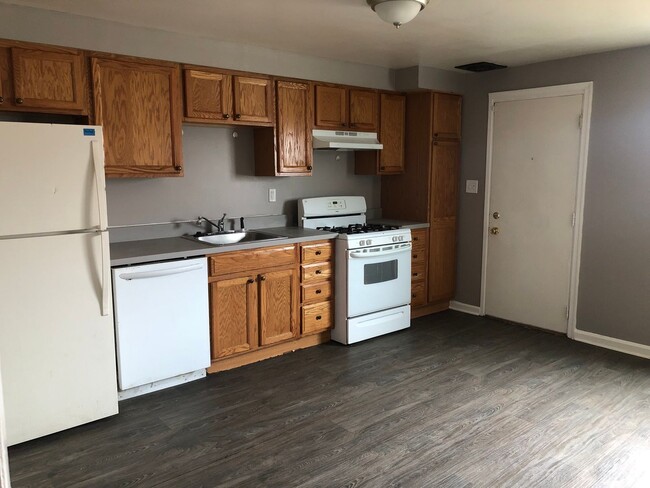 Building Photo - 3 Bedrooms 1.5 bathrooms, finished basemen...