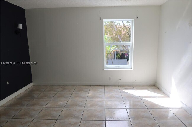 Foto del edificio - 1725 W 60th St