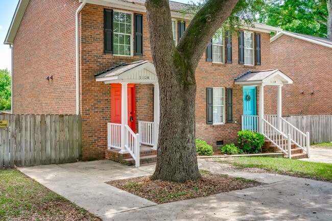 Building Photo - Quiet Neighborhood in a Conveniently Locat...