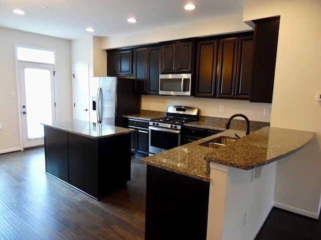 Foto del edificio - 7723 Duncannon Ln