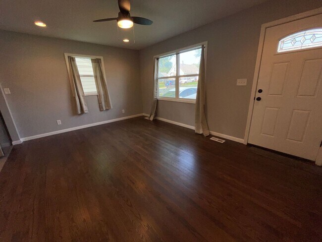 Foto del edificio - Elegant and Newly Renovated 3-Bedroom Home...