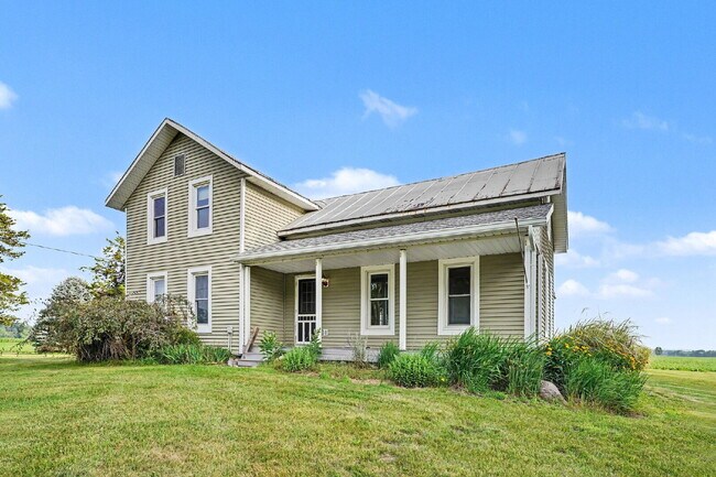 Foto del edificio - Updated farmhouse with privacy and views