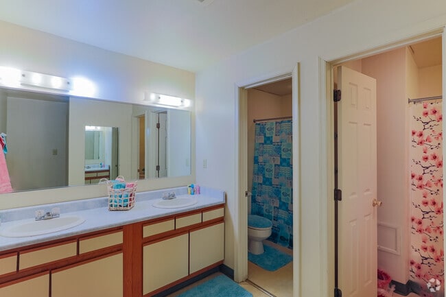 5BR - 1063SF (Female Dorms) - Wehnwood Court Student Living