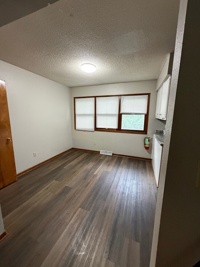 Building Photo - 1330 Delta Dr
