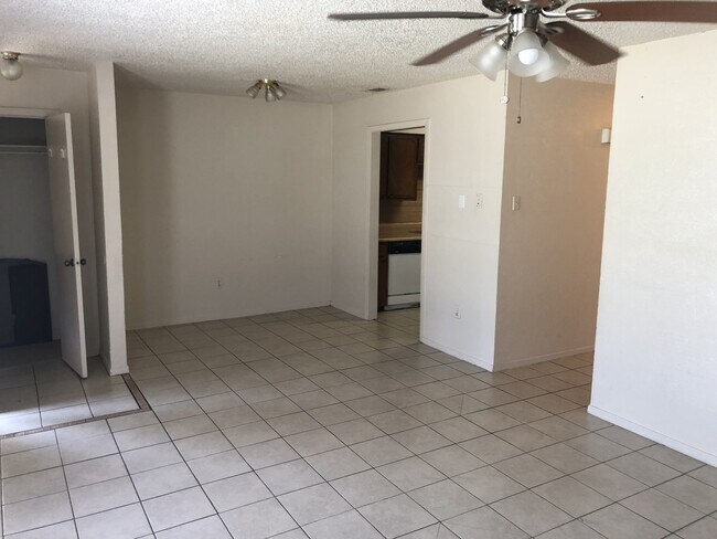 Building Photo - Cozy Half Duplex in Irving!!