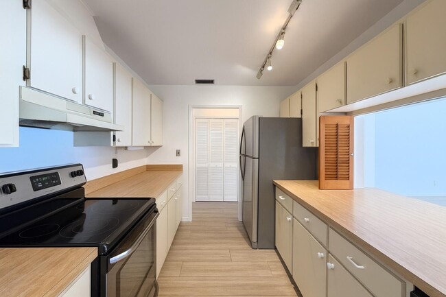 Building Photo - 125 S Palmway
