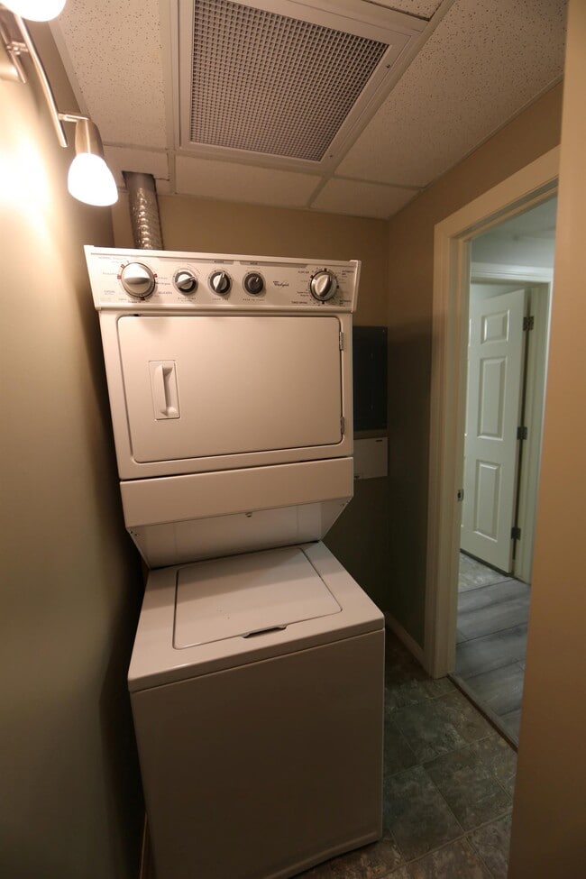 Building Photo - 2 Bed 1 Bath Unit in Red Deer, AB