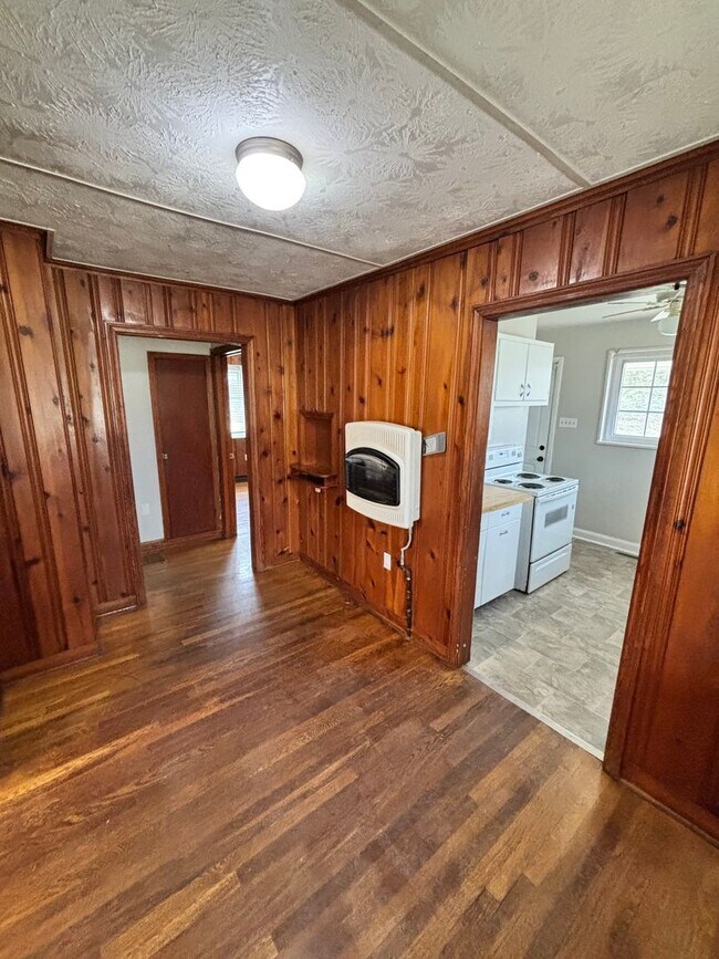 Building Photo - Quiet Country Feel — Minutes From Downtown Knoxville 2bd/1bth