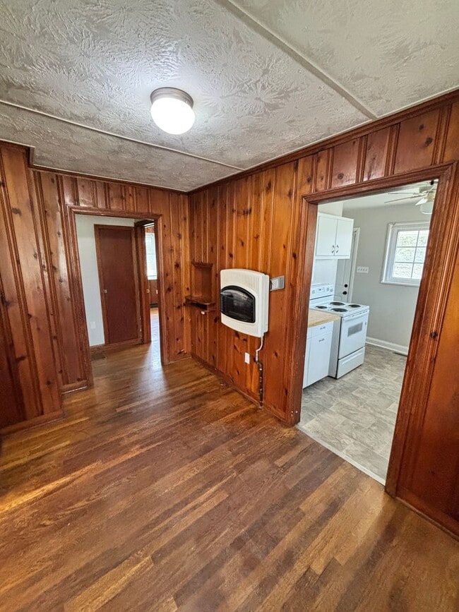 Foto del edificio - Quiet Country Feel — Minutes From Downtown Knoxville 2bd/1bth