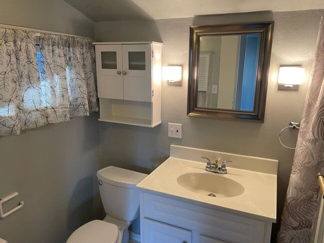 Building Photo - One Bedroom, One Bath Home for Rent in Ash...