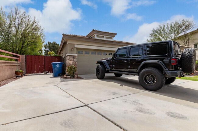 Foto del edificio - Lovely home in cul-de-sac lot with fenced ...