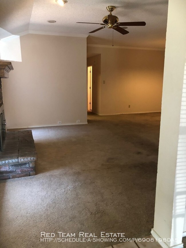 Building Photo - MUST-SEE DUPLEX!