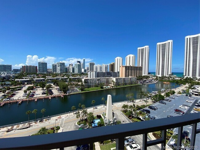 Building Photo - 300 Bayview Dr