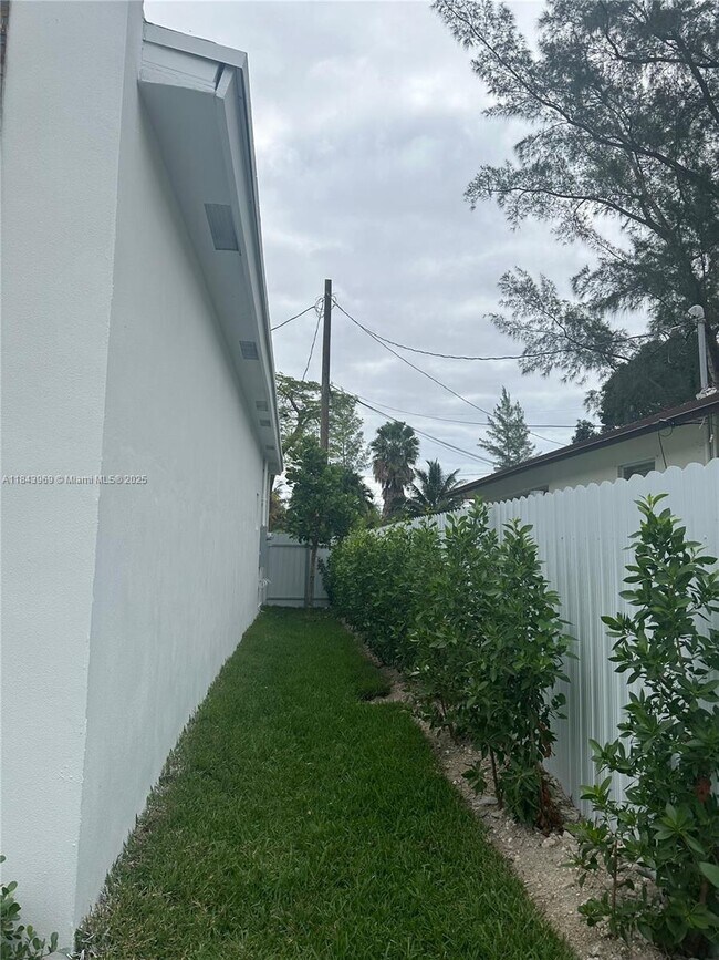 Foto del edificio - 2423 NW 23rd Ln