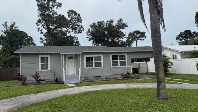 Annual 2 Bedroom + Den / 2 Bath Home – Sar... - Annual 2 Bedroom + Den / 2 Bath Home – Sar...
