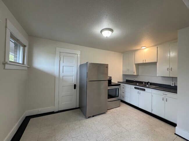 Building Photo - Stephens Properties 1301