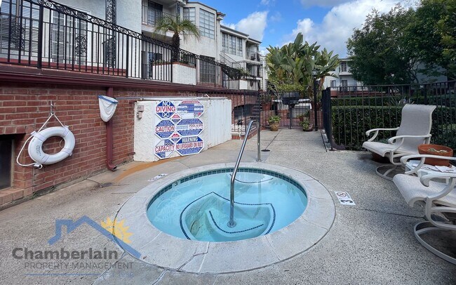 Building Photo - 2BR/2Bath home in La Costa with the charm ...