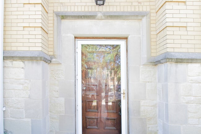 Building Photo - 6669 W Devon Ave