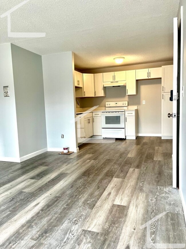 Building Photo - Fully Renovated, One Parking Space is Incl...