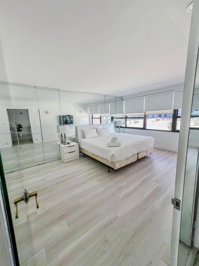 Foto del edificio - 5225 Collins Ave