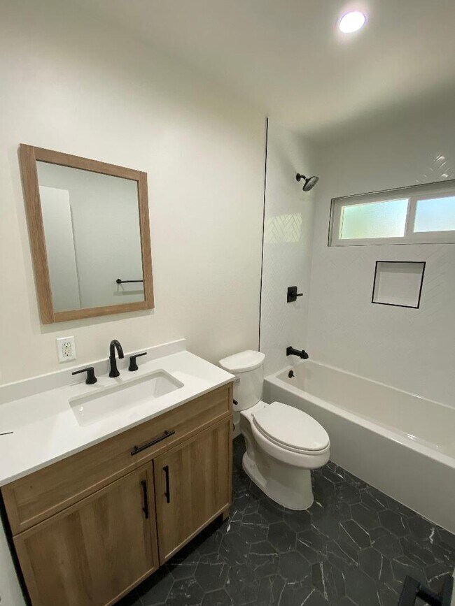 Shower-Tub - 4410 Avocado St