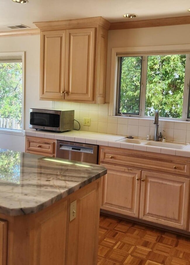 Building Photo - 287 Portola Rd