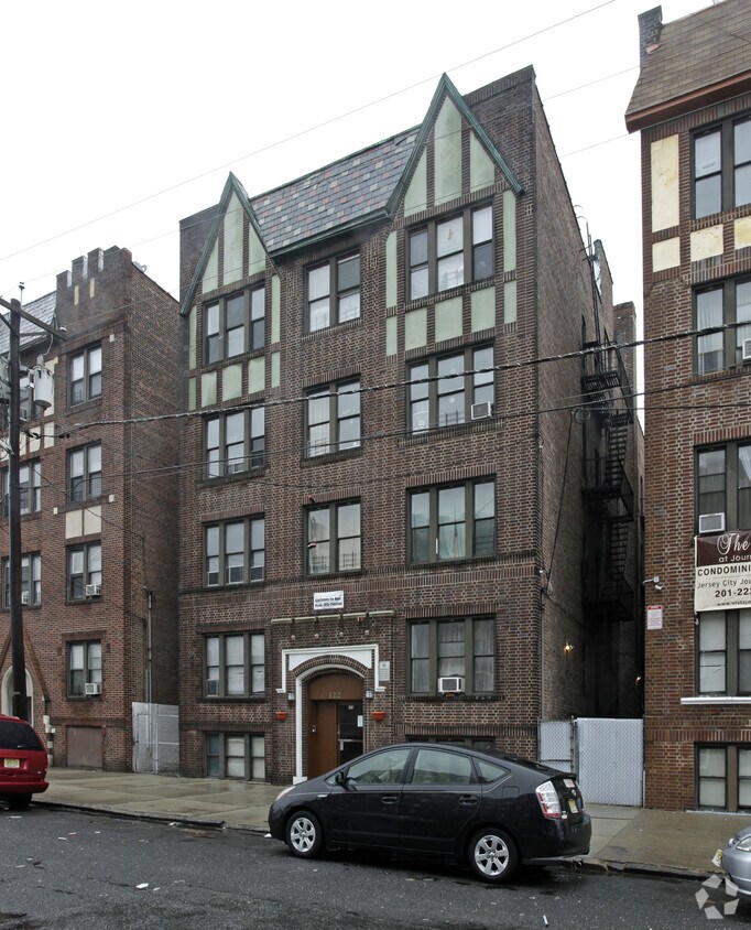 Foto principal - 122 Corbin Ave