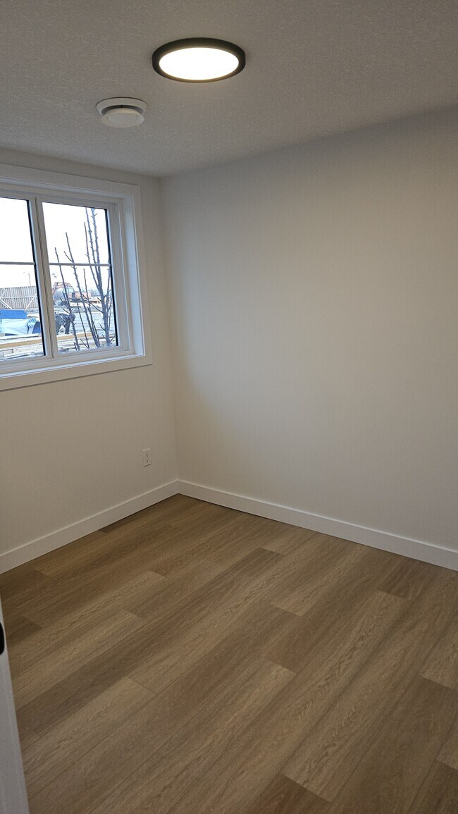 Photo du bâtiment - 18120-18128 28 Ave SW