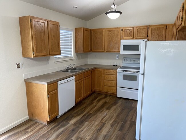 Building Photo - 3 Bedroom 2.5 Bath 2 Car Garage House