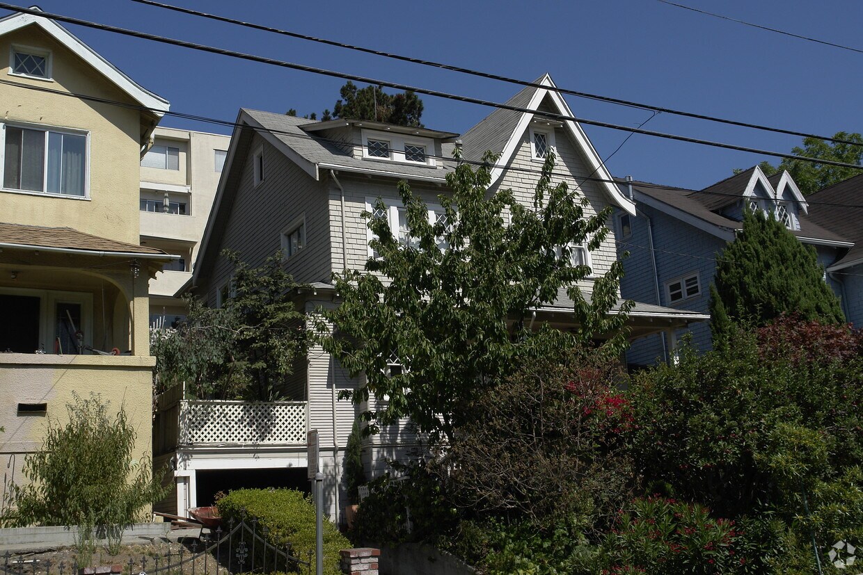 Primary Photo - 389 Adams St