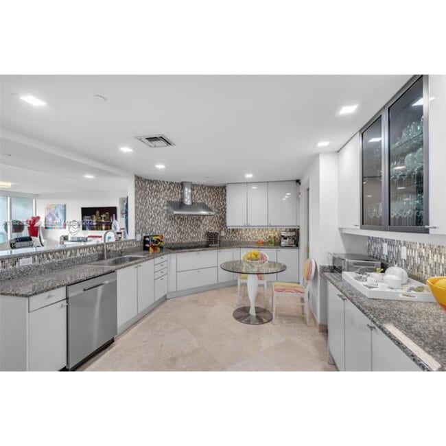 Building Photo - 1643 Brickell Ave