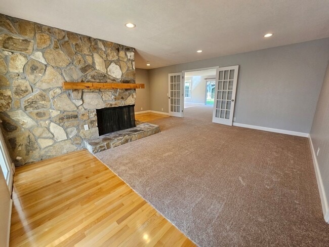 Building Photo - 4BD/2BA Available Near El Dorado Park!!